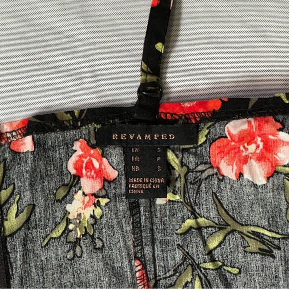 Cropped corset style floral tank with sweetheart neckline and bow detail. - Picture 5 of 7